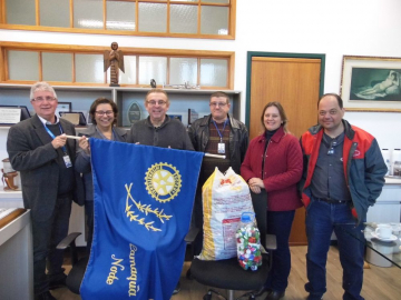 O HNSA recebe doação de tampinhas de garrafa pet para projeto de troca por Cadeiras de rodas